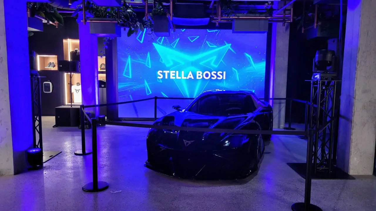 CUPRA City Garage Berlin-Digital-signage-2